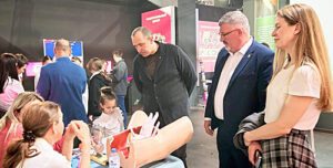 А.А. Чайников (справа) на выставке. Администратор  📷
