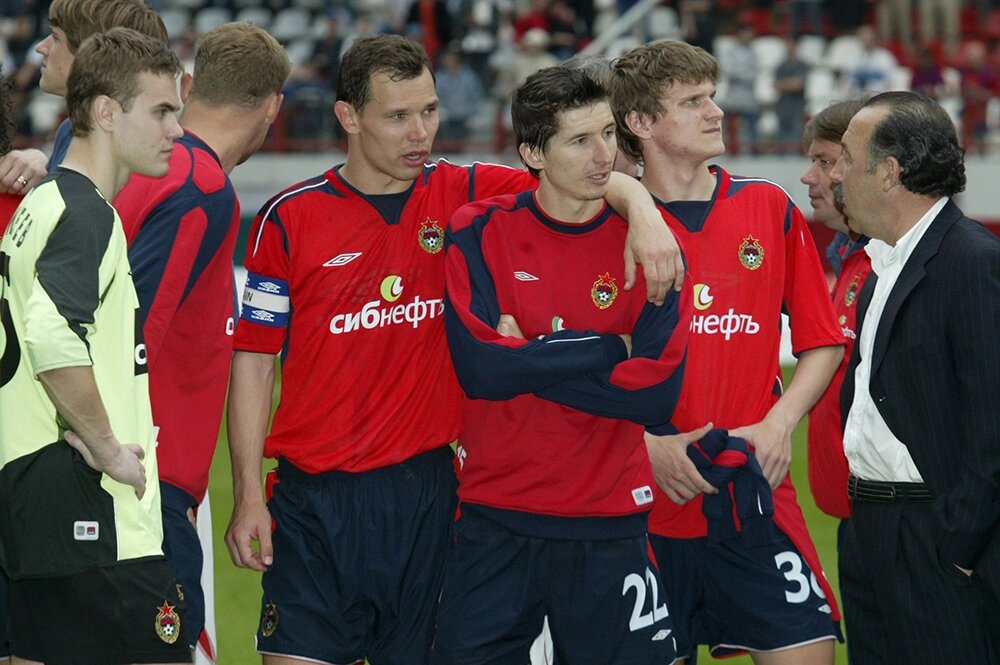    Валерий Газзаев (справа) и игроки ЦСКА. 2005 год. Фото:  www.globallookpress.com/ Alexander Chernykh