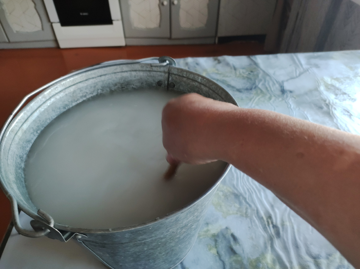 На ведро тёплой воды беру 100гр.сырых дрожжей пару столовых ложек сахара.Оставляю эту смесь на несколько часов, лучше на ночь.Затем добавляю литр этой смеси на лейку воды и поливаю под корень помидоры,перец.Поливаю этой смесью даже комнатные растения, огурцы и другие растения.