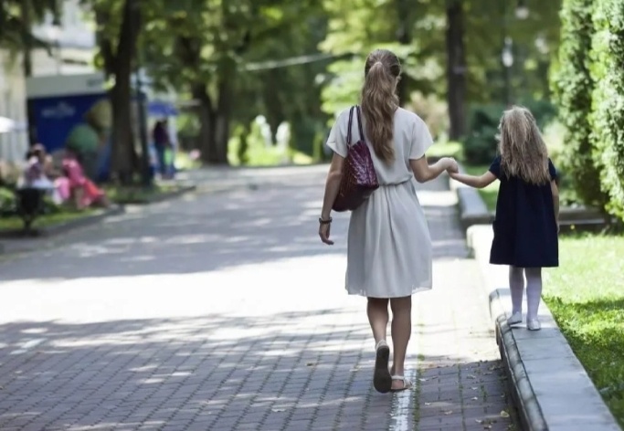 Мама с дочкой в парке.