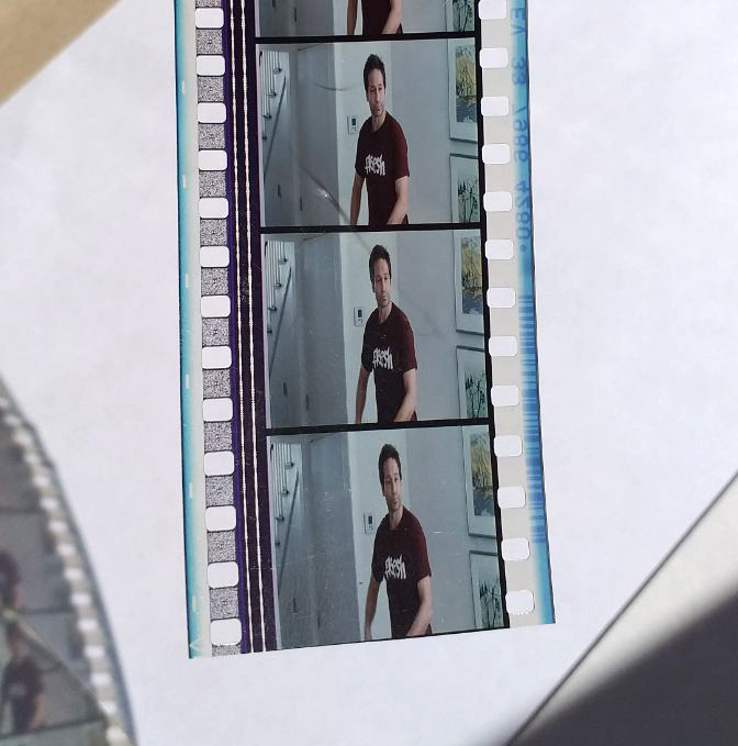 Фрагмент кинопфильма, отпечатанный на киноплёнке Кодак 2383