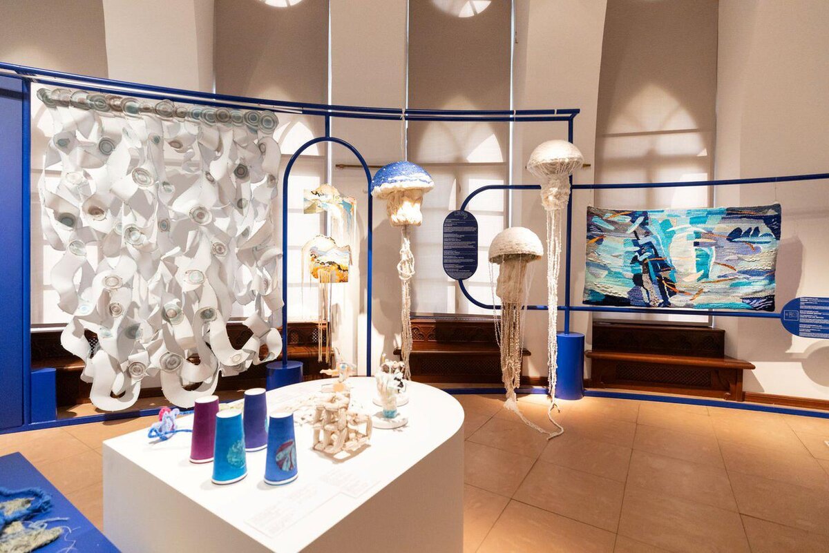 Каждый зал экспозиции посвящён своей теме. Здесь художники размышляют над связями в природе и биологическими связями. Пресс-служба музея-заповедника "Царицыно 