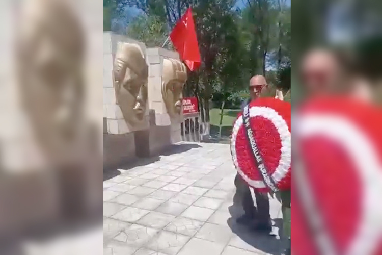    «В Имишлинском районе Азербайджана 9 мая разгорелся свой скандал, также связанный с незакрытым советским гештальтом. На аллее, где проводилось мероприятие, был вывешен флаг бывшего СССР и государственный флаг Азербайджана».   
Фото: Фото предоставлено Азатом Ахуновым