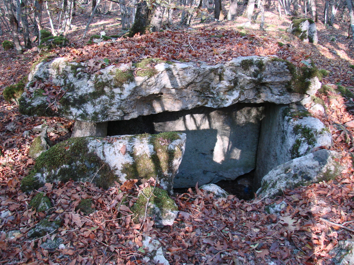 Один из разбитых дольменов, использовавшийся как пулеметная точка.