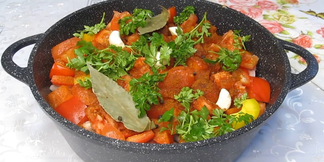 Это любимое блюдо многих, самое вкусное с овощами. В собственном соку всё томится.