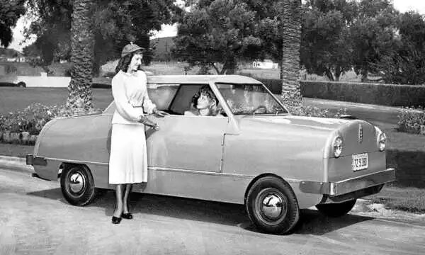 В этих дешевых автомобилях применялись некоторые решения, считавшиеся уделом "нормальных машин", например гидравлический привод сцепления.