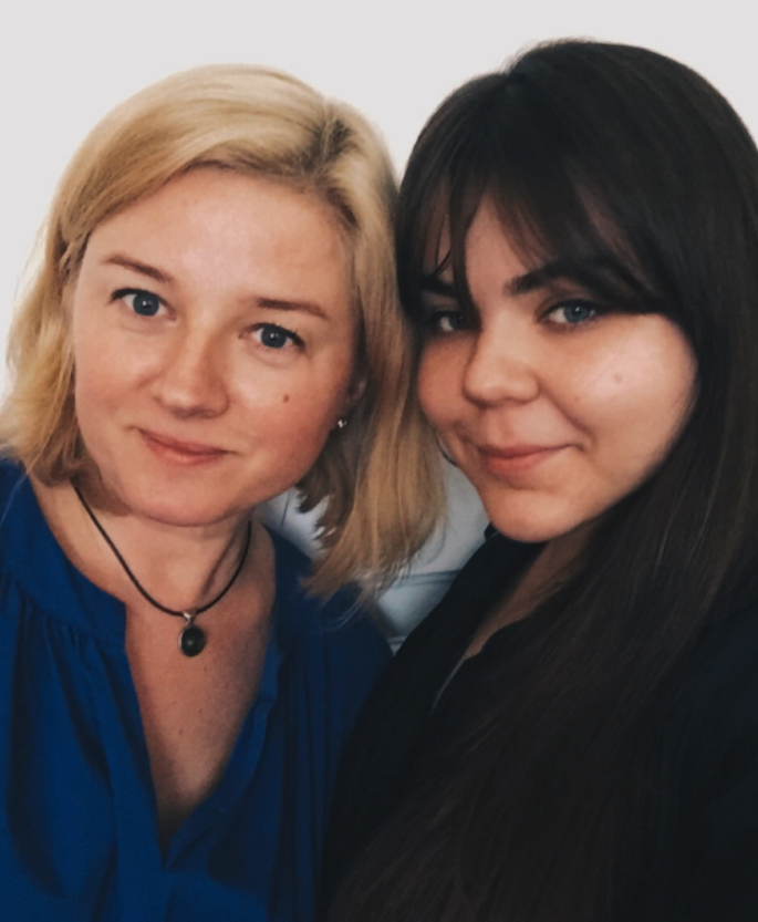 Александра Суркова с сестрой