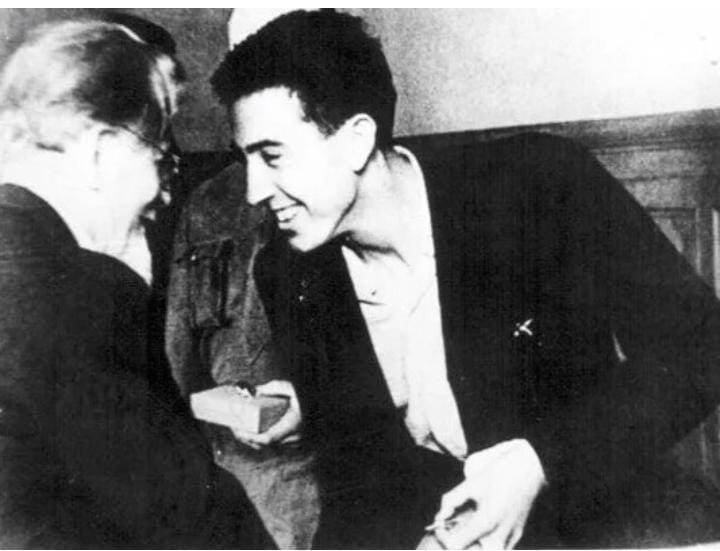 Михаил Иванович Калинин награждает Рубена Ибаррури в 1941 году орденом Красного Знамени 