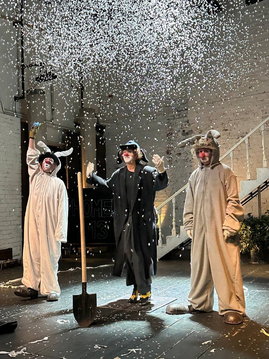 Рыжий, Белый и режиссер. Спектакль «Клоуны» в театре «Около». Фото автора.