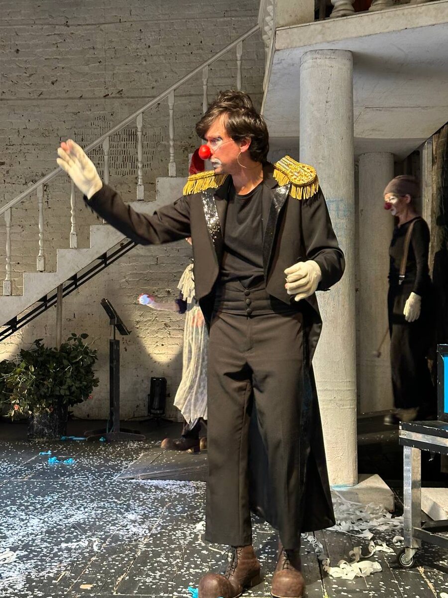 Шпрехшталмейстер. Спектакль «Клоуны» в театре «Около». Фото автора.