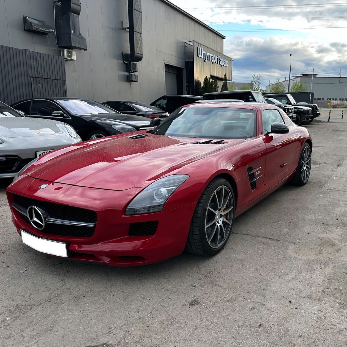 В Штутгарт Гараж оборудована закрытая парковка с видеонаблюдением.