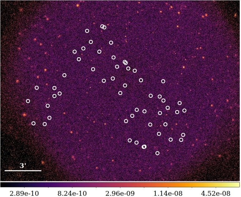     На снимке рентгеновской обсерватории «Чандра» запечатлены 55 галактик Little Red Dots (LRD). Наблюдения проводились в широком энергетическом диапазоне от 0,3 до 7 кэВ, который включает как мягкое (низкоэнергетическое), так и жёсткое (высокоэнергетическое) рентгеновское излучение. Такой спектр позволяет фиксировать процессы от нагрева газа до активности сверхмассивных чёрных дыр. Однако, несмотря на высокую чувствительность инструментов, ни один из объектов не проявил себя в рентгене. Это отсутствие сигналов ставит под сомнение модели, предсказывающие наличие аккреционных дисков вокруг чёрных дыр в ранних галактиках.    
 Источник: Sacchi and Bogdan, 2025, The Astrophysical Journal