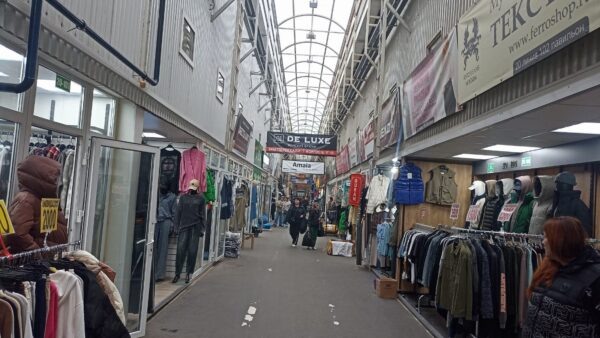 Торговый комплекс «Садовод» в Москве занимает 65 гектаров или 650 000 м2. Здесь неожиданно обнаружили торговлю кодами маркировки от 3 до 15 рублей за штуку.