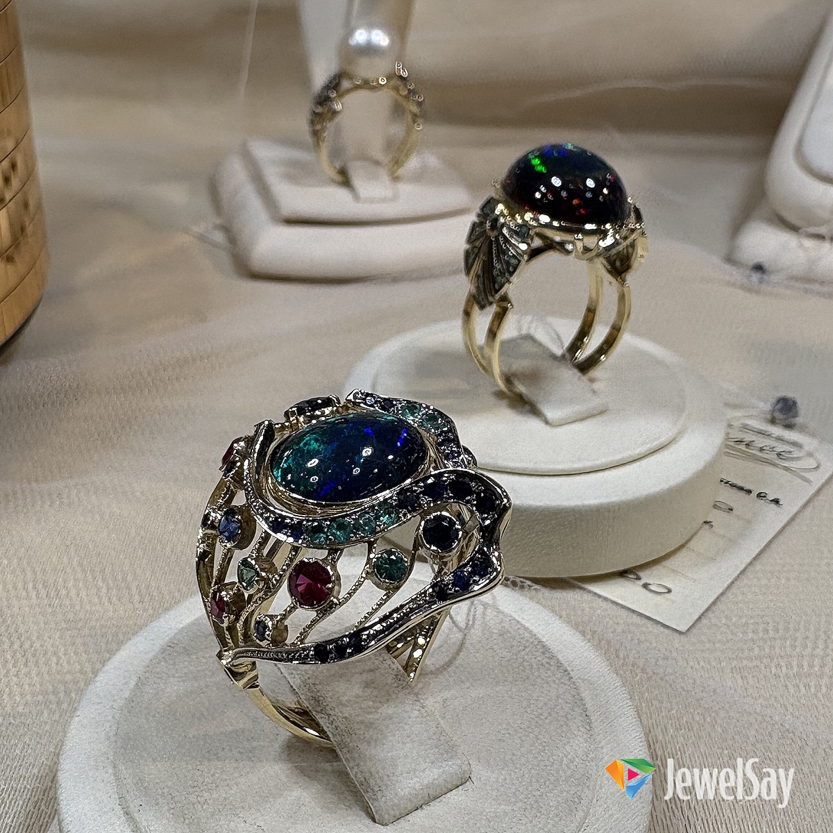 Наша выставка-продажа ювелирных изделий имеет множество преимуществ и удобств для онлайн-покупателей и заказчиков.