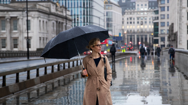 Фото: freepik.com/free-photo/woman-walking-around-city-while-it-rains_22429193