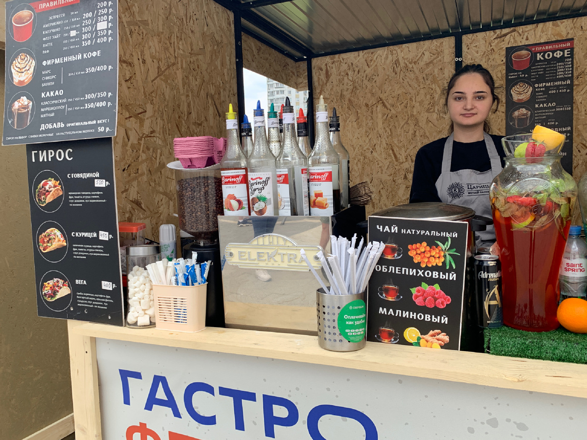 Павильон с греческим гиросом .фото гиросом. Фото мое. Цена  на Гирос- 400, 450, 500 рублей, в зависимости от начинки.