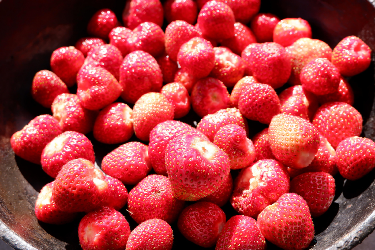 Клубничное варенье с сахаром. Шаг 1.