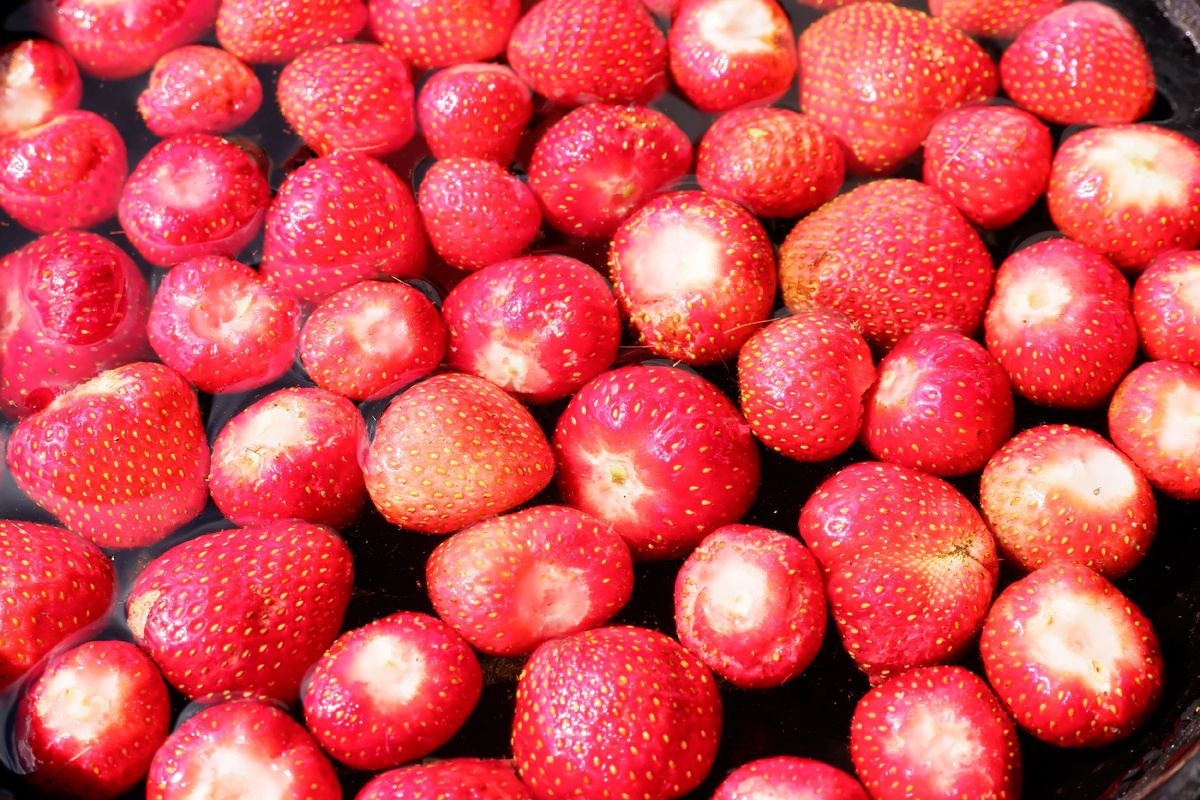 Клубничное варенье с сахаром. Шаг 2.