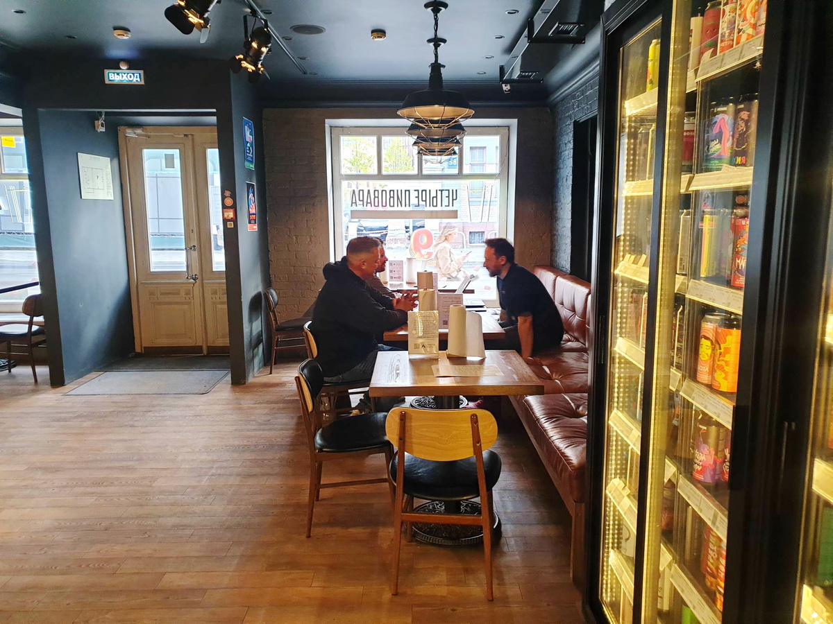 Общий вид зала паба 4Brewers