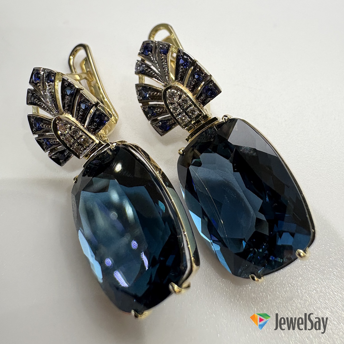 Для романтичной и чувственной женской натуры золотые серьги — это больше, чем аксессуар. 