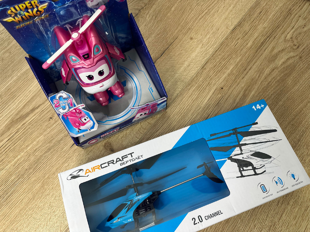 Утро началось с подарков от нас. Заказ родителям был: робот, вертолет и куколка (ее подарила крестная).