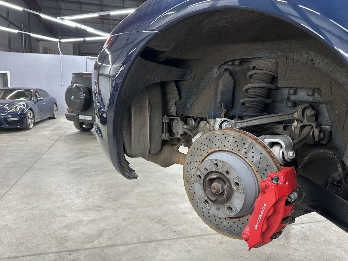 В Штутгарт Гараж обслуживаем автомобили BMW, Mercedes-Benz и Porsche: благодаря специализации, выполняем работу качественно и быстро. 