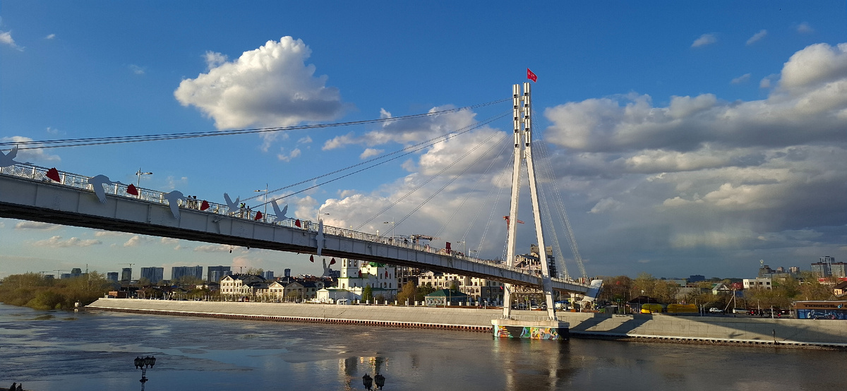 Мост Влюблённых - пешеходный мост серез реку Тура