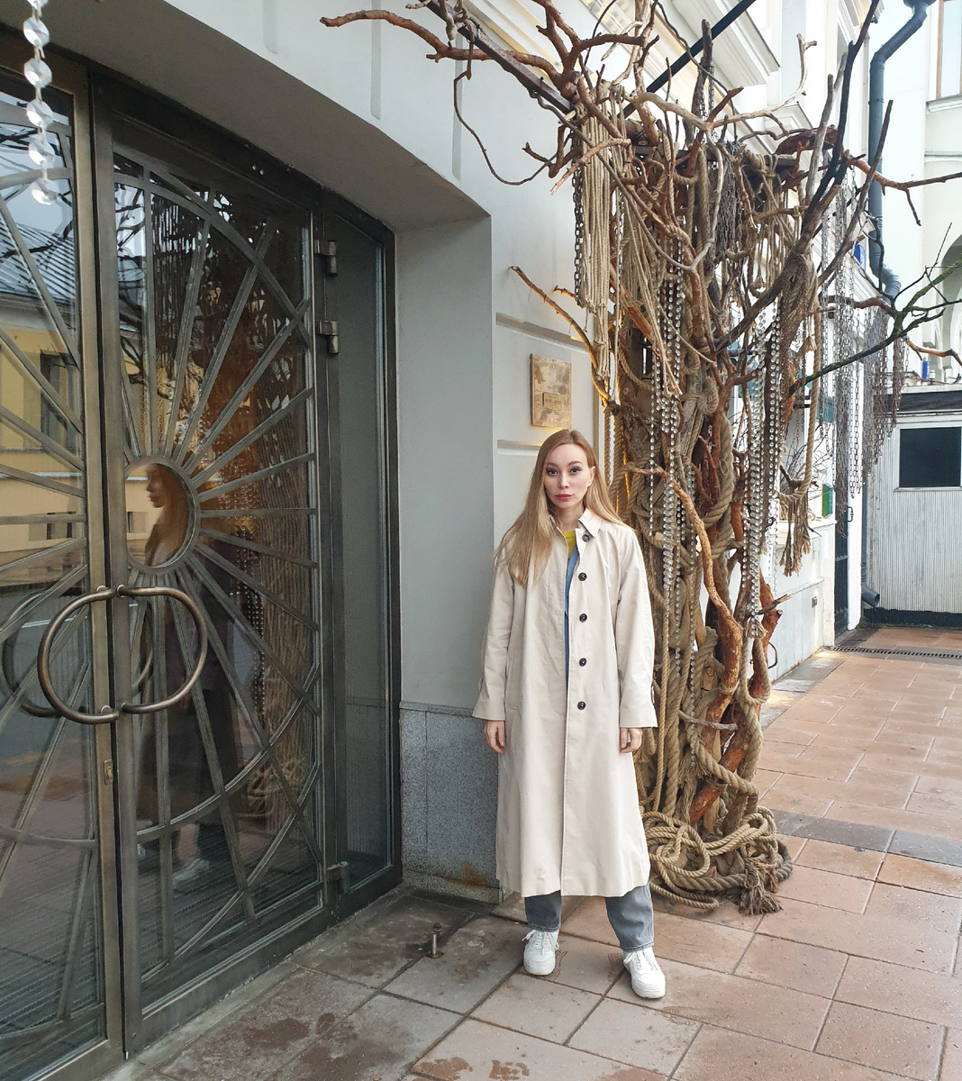 Автор возле входа в ресторан Historia