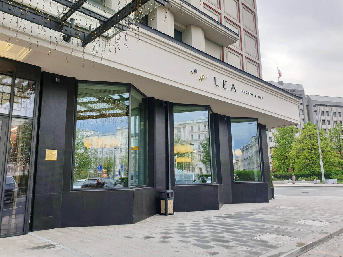 Вход в ресторан-бистро Lea