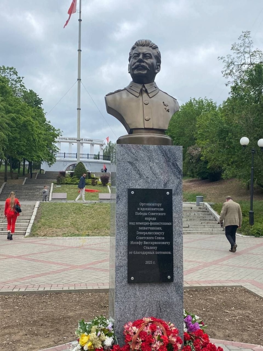 Памятник Сталину открыли в многострадаальном Мелитополе - "Организатору и вдохновителю Победы Советского народа над немецко-фашистскими захватчиками".