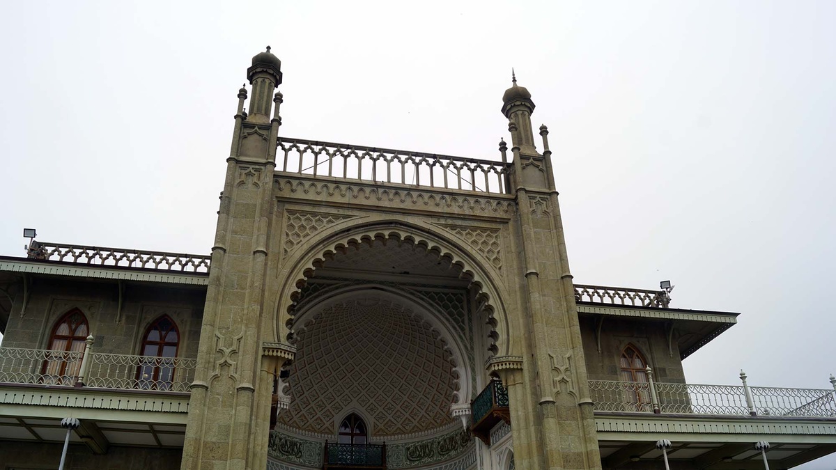 Южый фасад похож на восточный дворец. Листайте галерею, чтобы увидеть ещё фото