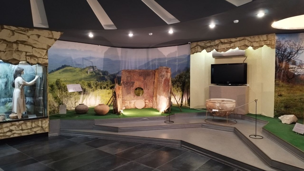 Находки выдающегося археолога А.Д. Резепкина, В.Р. Эрлиха и других. Майкоп. 