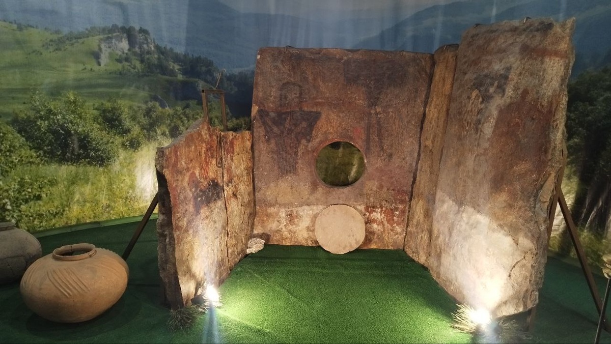 Самый ранний в истории Европы и Азии расписной дольмен (цветная живопись. Прим. 5000 г. до Р.Х, Ранняя бронза, Новосвободненская культура, открытая археологом А.Д. Резепкиным (ИИМК РАН). 