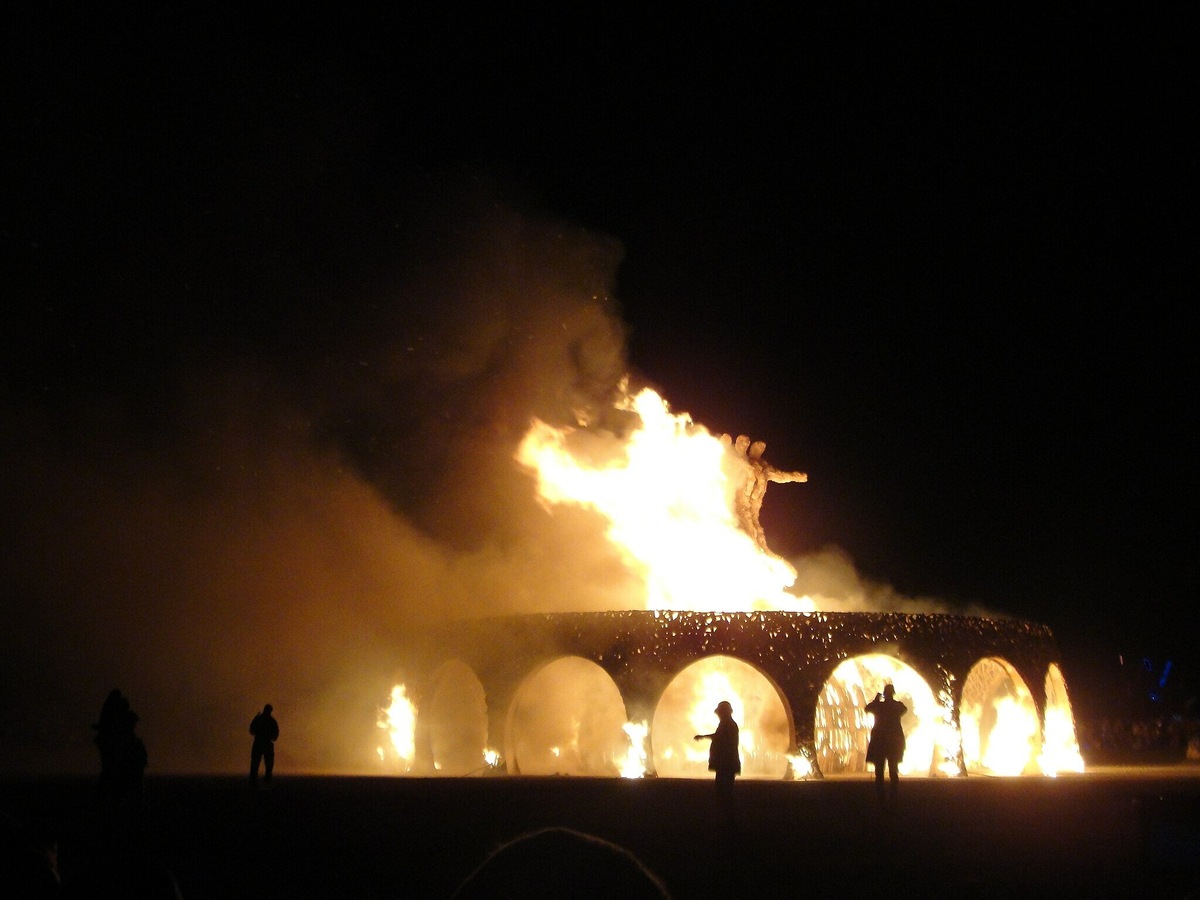 Сожжение одного из арт-объектов на AfrikaBurn 2015. Фото: Zaian / Wikimedia
