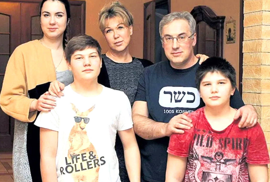 на фото Андрей Норкин с супругой и детьми