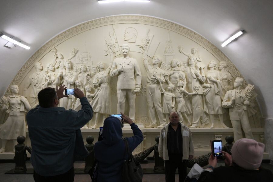 «Это не искусство». Для кого в московское метро вернули Сталина