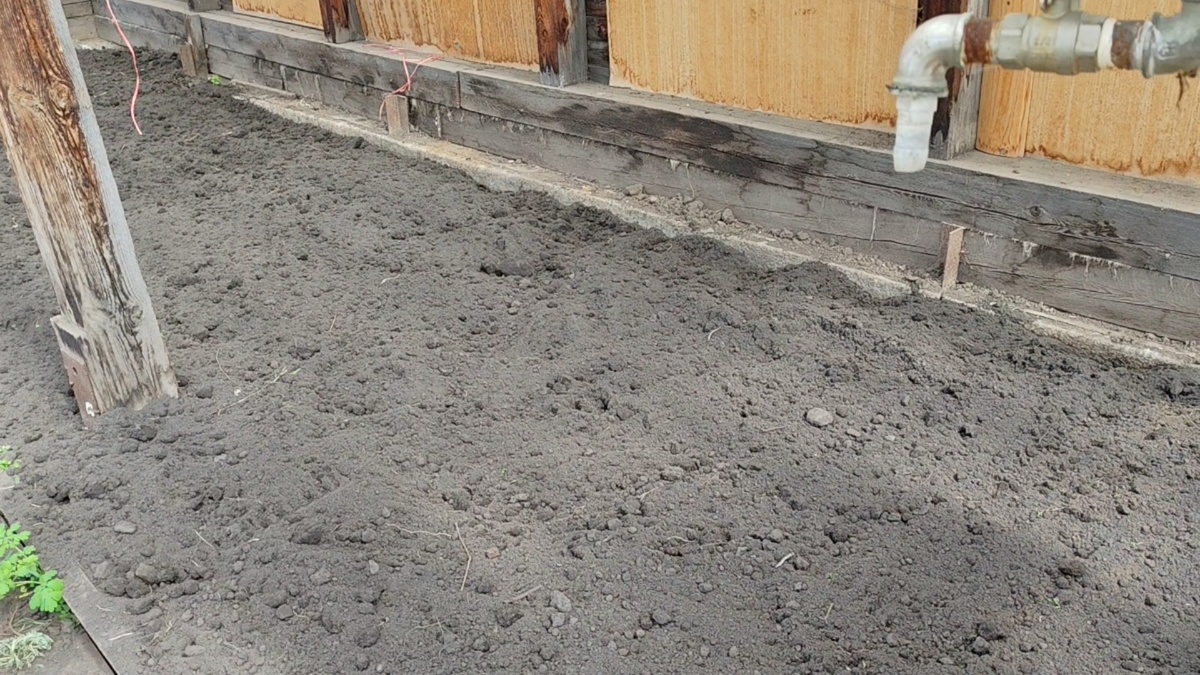 Землю разравнял.