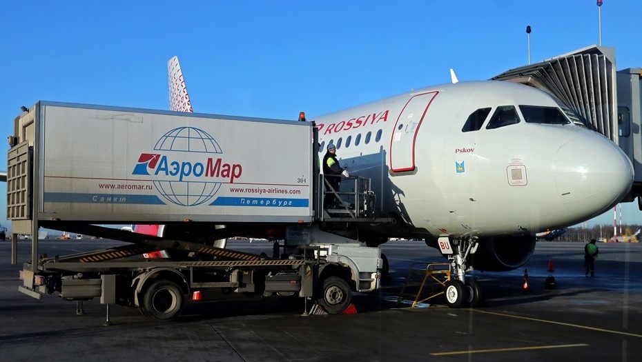    Погрузка бортового питания в самолёт авиакомпании "Россия" на территории петербургского аэропорта Пулково, архивное фото для иллюстрации. Автор фото: Александр Демьянчук / ТАСС