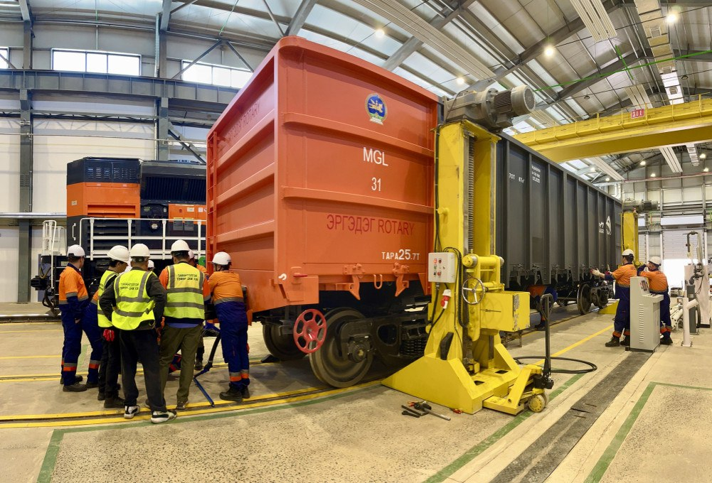 Полувагон с вращающейся автосцепкой в ремонтном центре «Таван-Толгойской железной дороги» в Гашуунсухайте. Источник: MiddleAsianNews