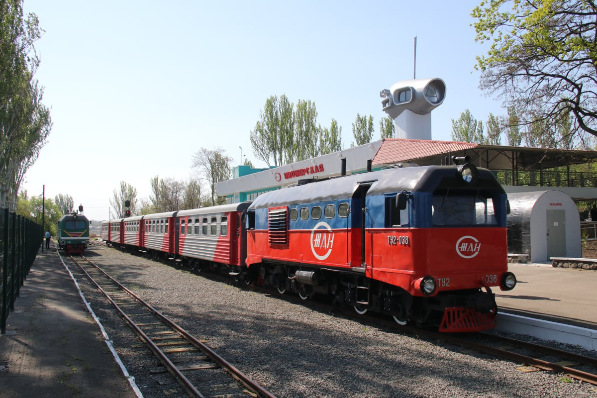 Состав из тепловоза ТУ2 и пяти пассажирских вагонов ПВ40, работающий на детской железной дороге в Донецке. Источник: Росжелдор