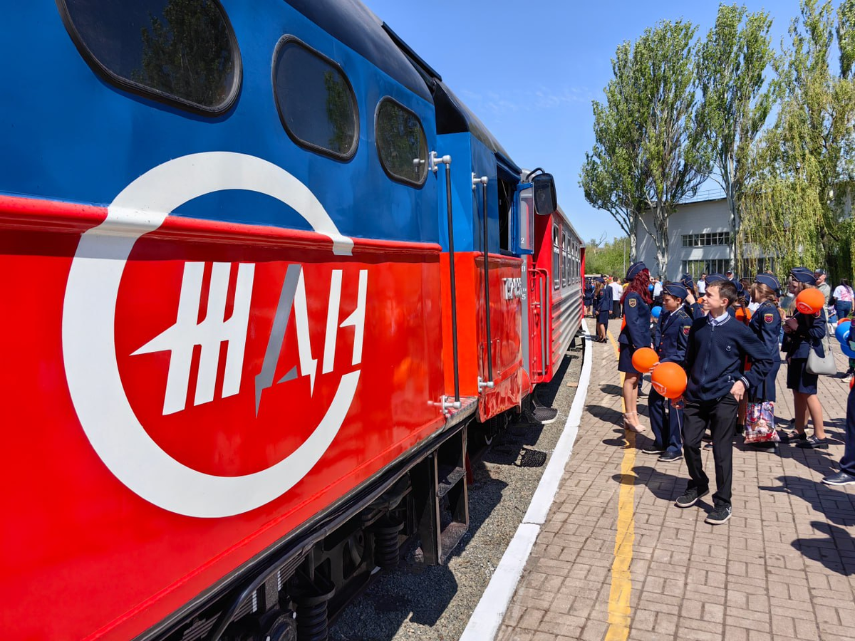 Поезд с вагонами ПВ40 на детской железной дороге в Донецке. Источник: Росжелдор