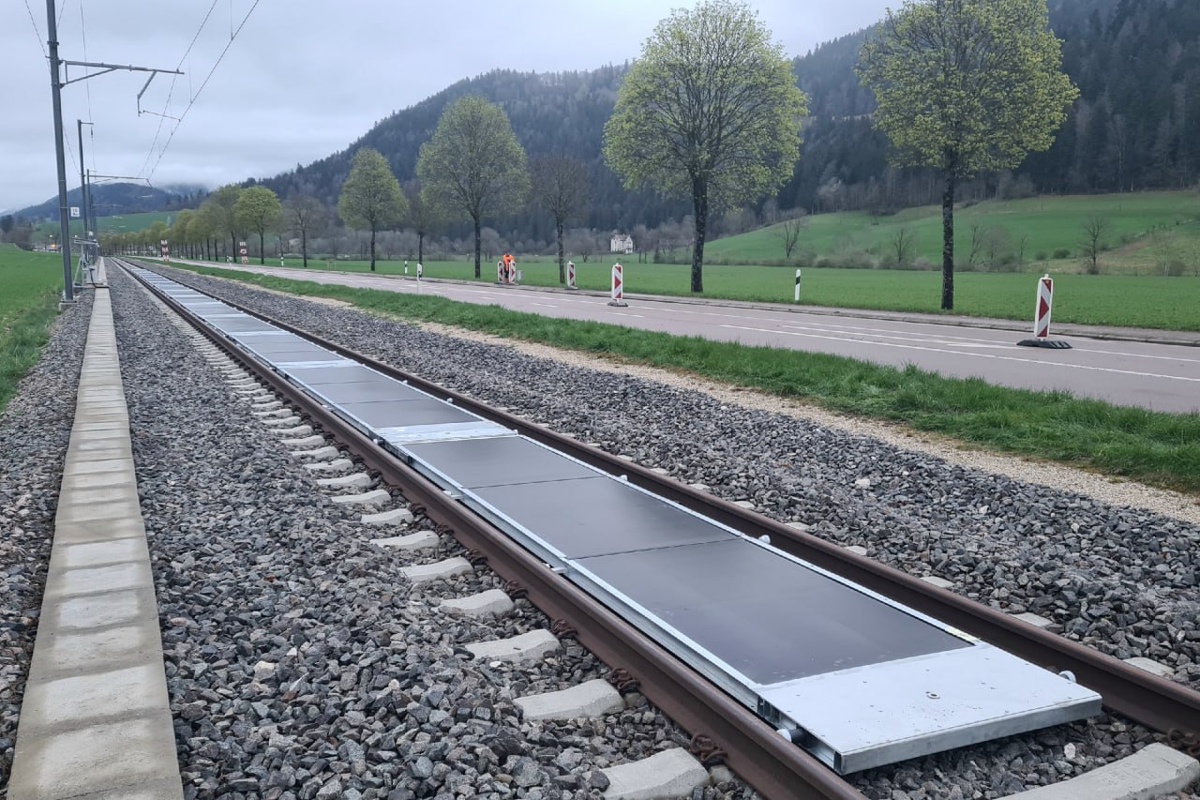 Солнечные панели общей мощностью 18 кВт на участке пути возле города Невшатель. Источник: Sun-Ways