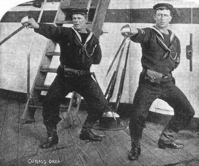 Британские матросы демонстрируют фехтовальные приемы с тесаками образца 1901 г., который стал последней моделью военно-морского абордажного оружия, знаменующей конец целой эпохи.
