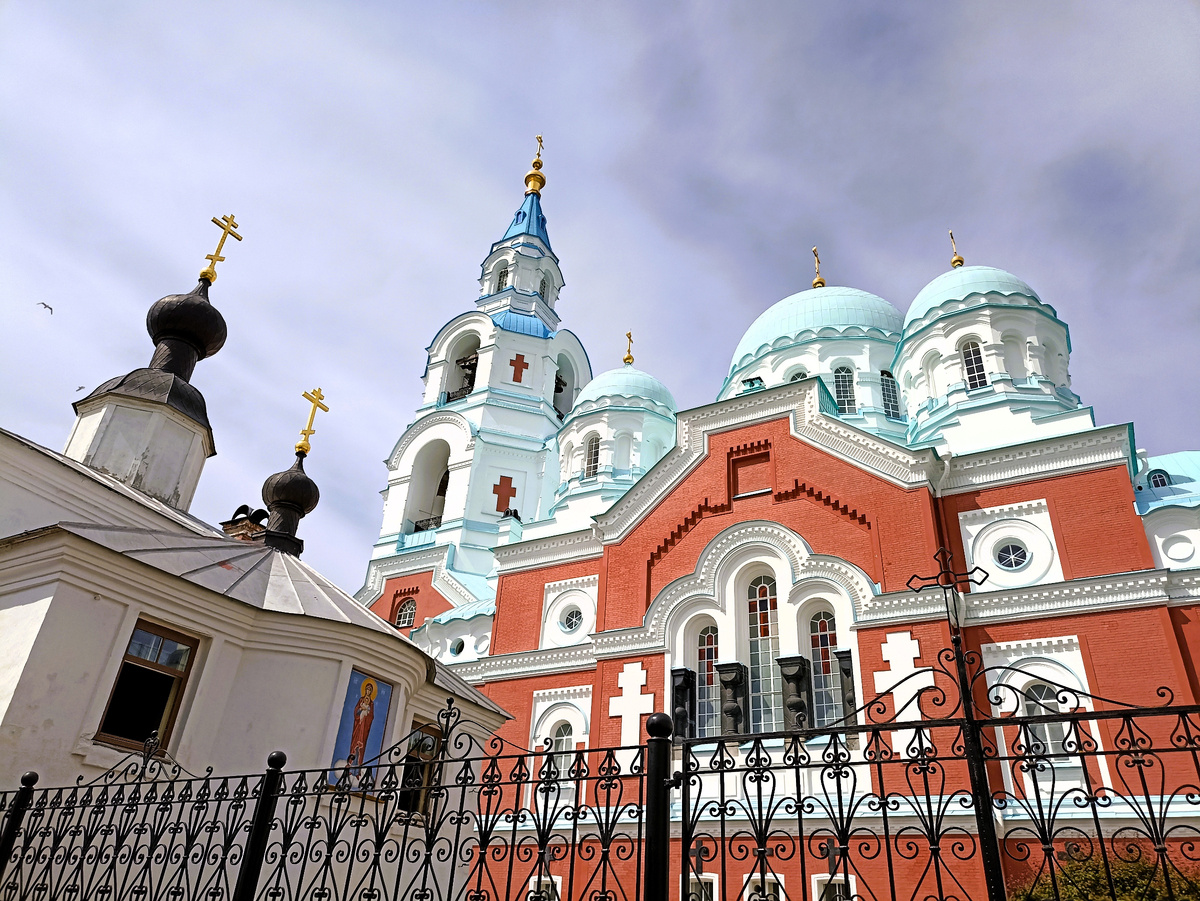 Церковь Валаамской иконы Божией Матери (в левом углу) и Спасо-Преображенский собор