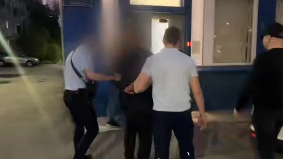    Поимка оперативника транспортной полиции, подозреваемого в покушении на получение взятки в особо крупном размере. Снимок с видео, максимально возможное качество. Автор фото: Пресс-служба ГСУ СК РФ по Петербургу