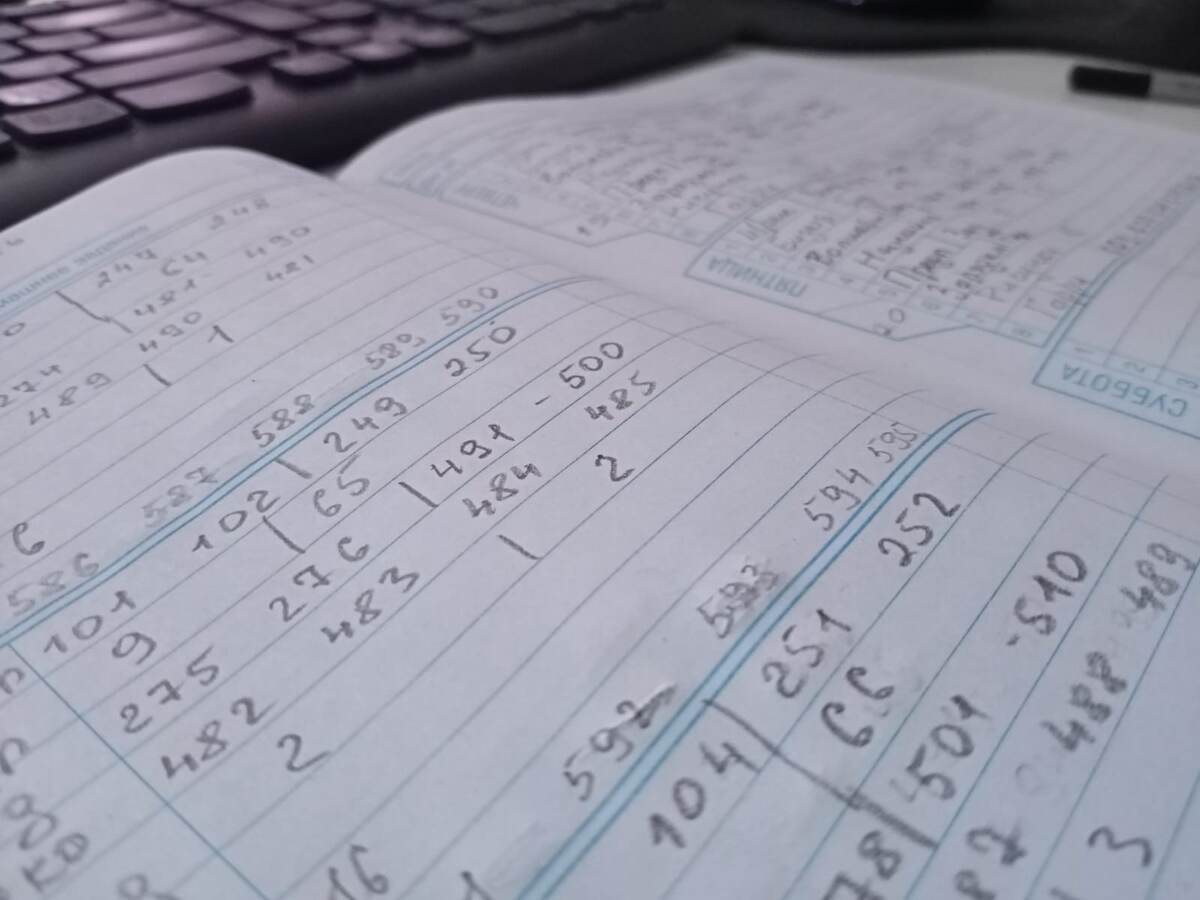 Кто-то: - Что ты знаешь о каникулах, Гриша? Гриша: - Ничего...