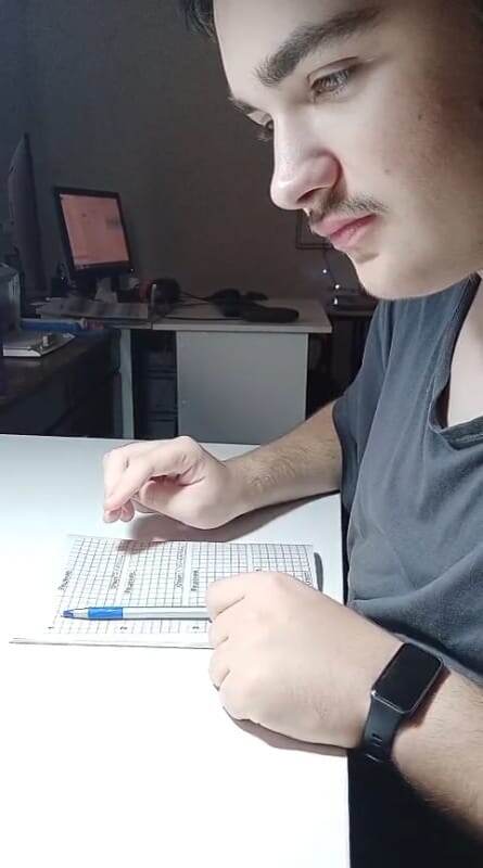 Это он смотрит на плэер в телефоне, который ему задаачу рассказывает.