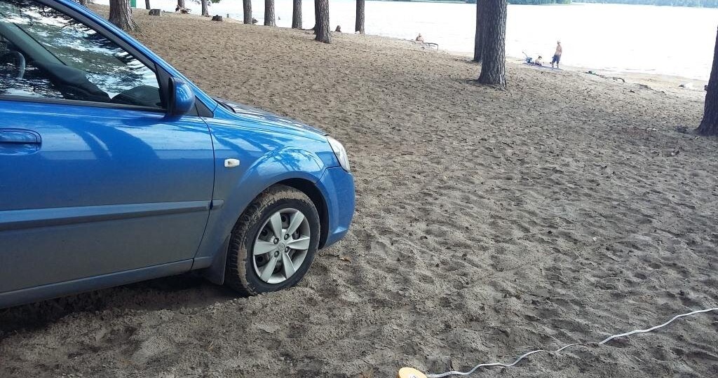 На каком расстоянии от водоема разрешено оставлять автомобиль: выяснил и рассказал в статье