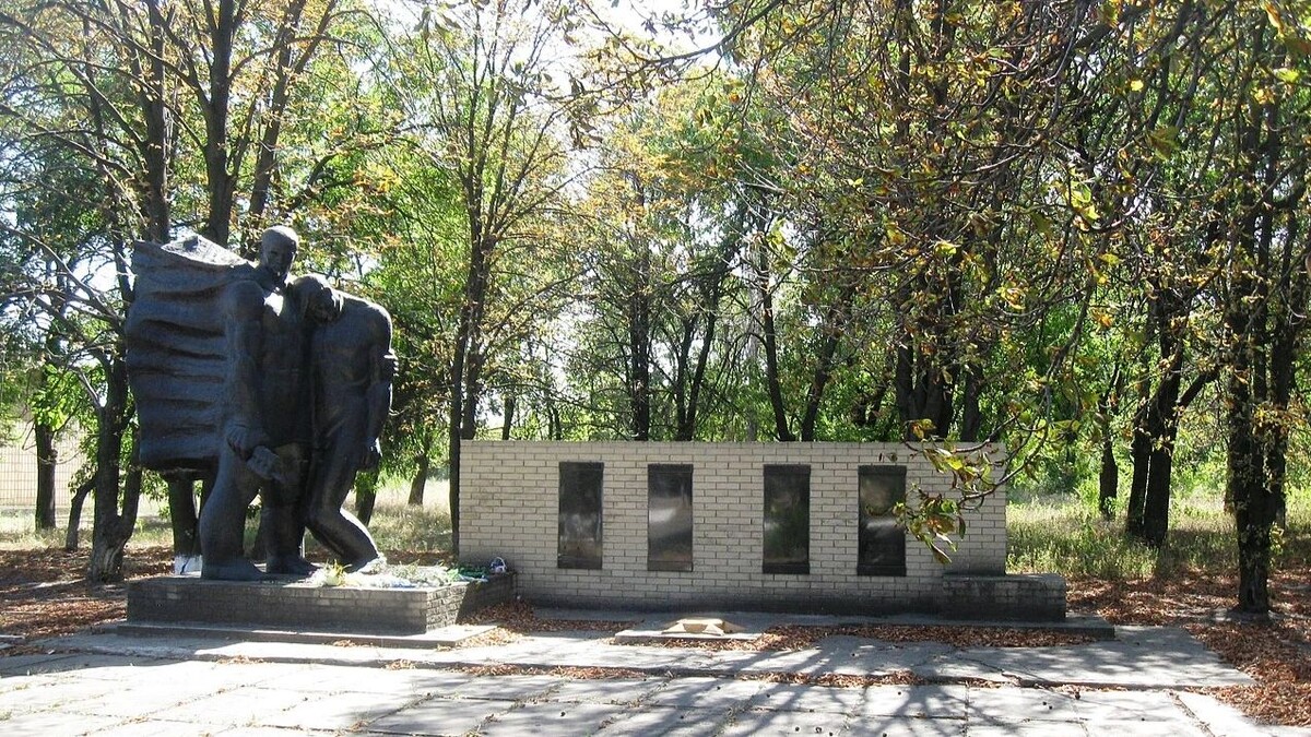    Братская могила участников гражданской войны, советских воинов и памятник односельчанам в селе Богатырь. Фото: commons.wikimedia.org