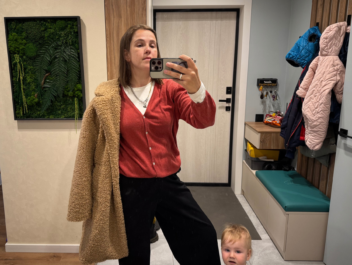 Сходила в шкаф и нашла кирпичный кардиган из шелка с кашемиром, который собиралась продавать 